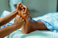 Masaje reflexológico podal en Massage Lab Dénia — terapia ancestral